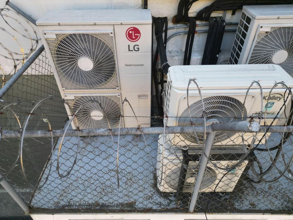 Unidades condensadoras de aire acondicionado en una sede de Dosquebradas