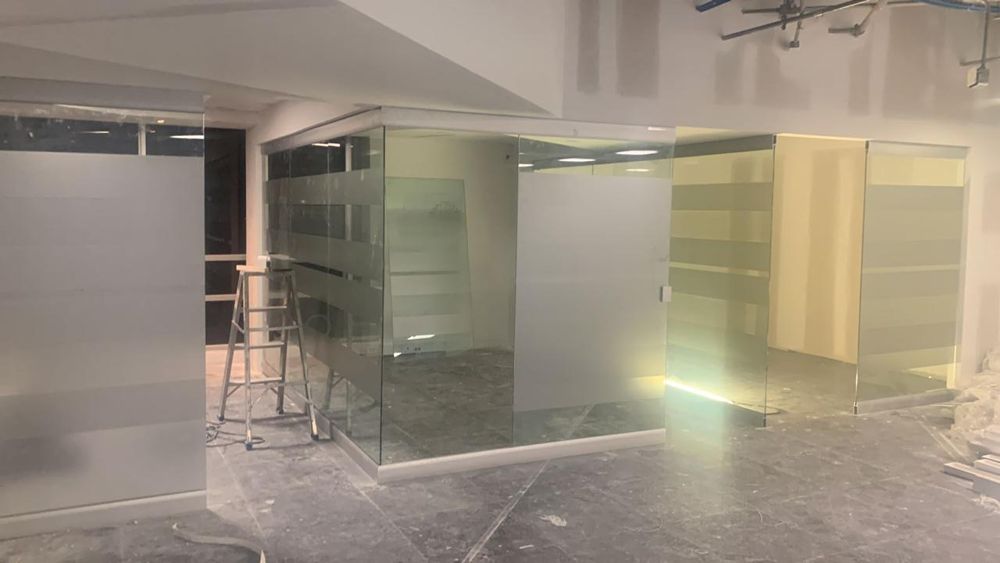 Oficinas remodeladas con divisiones en vidrio