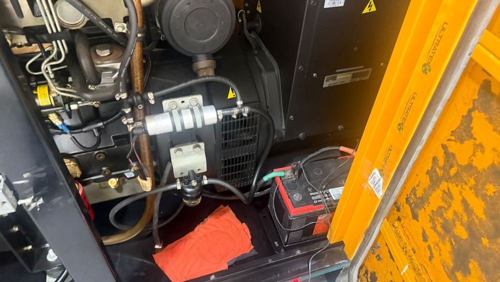 Motor de planta eléctrica de emergencia durante mantenimiento en Riohacha